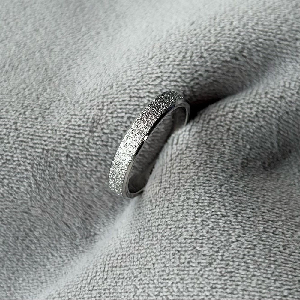 Stainless Steel Silver Tone Ring ~ Size 9 ~ Brand New!